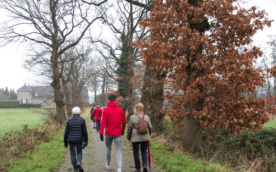 College fysiotherapeut Rick van Eupen begeleidt een groep bij het wandelen met artrose, om samen aan de gezondheid te werken