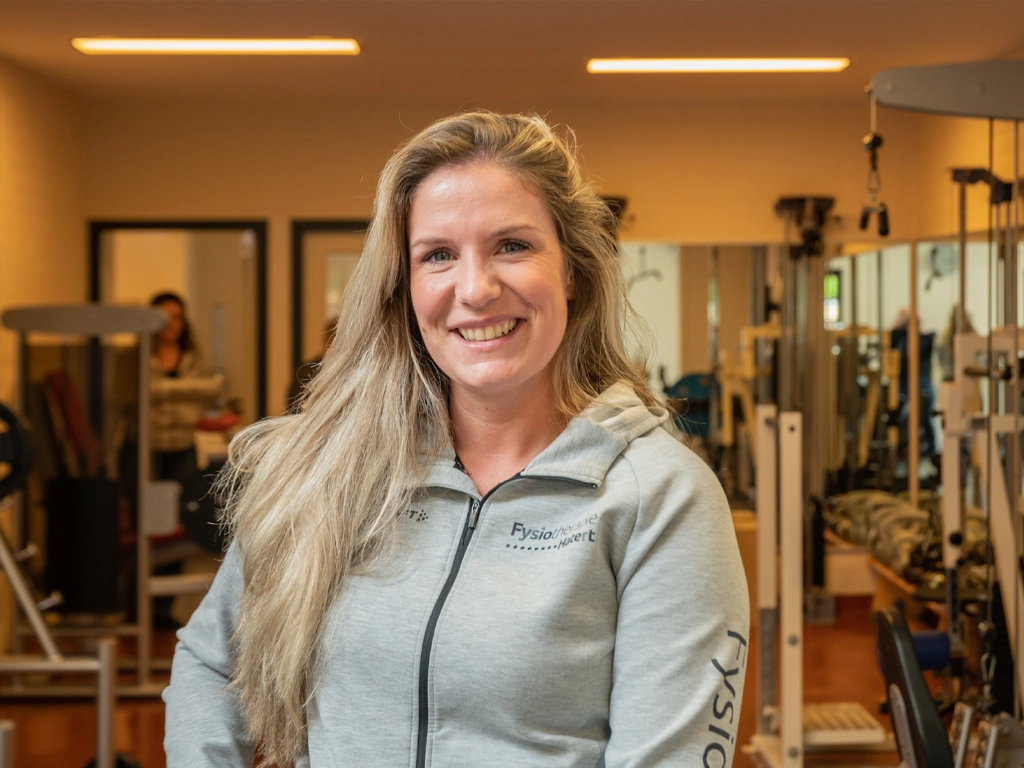 Anne Bours draagt een grijs vest van Fysiotherapie Hatert Nijmegen