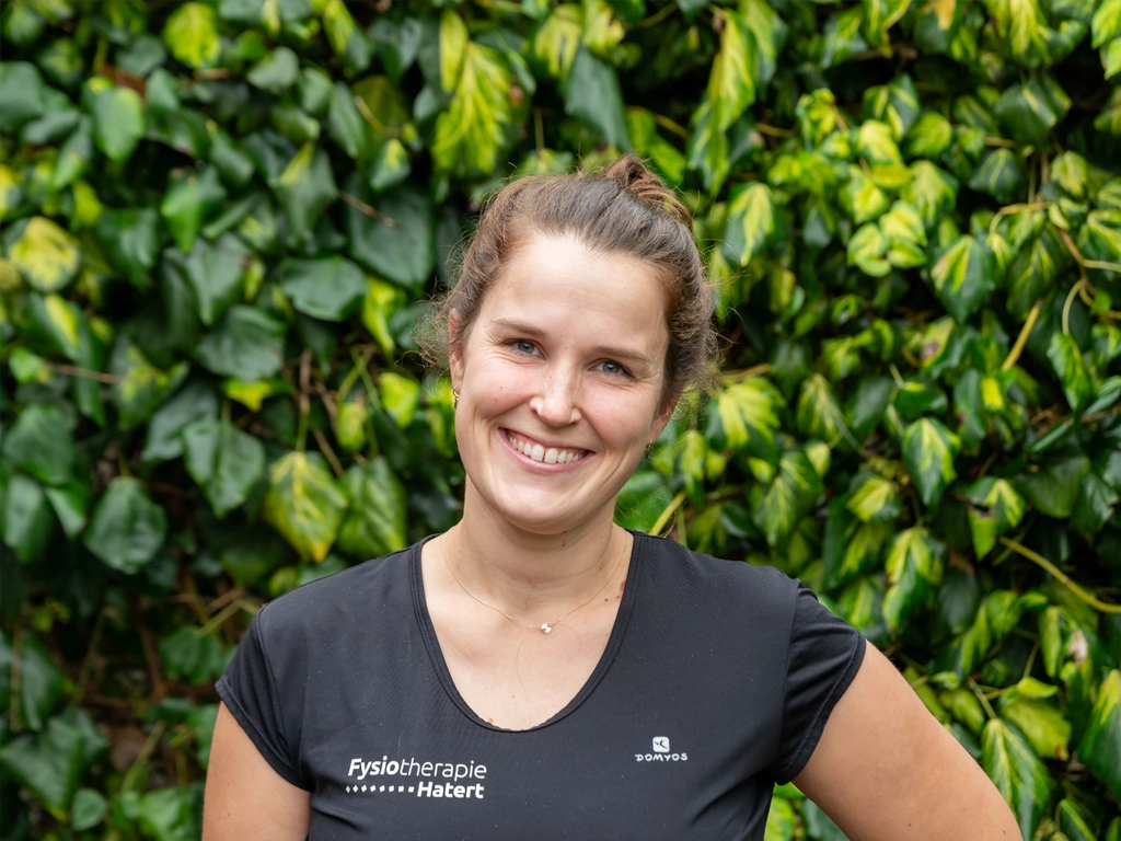Femke Roozen draagt een zwart shirt van Fysiotherapie Hatert Nijmegen