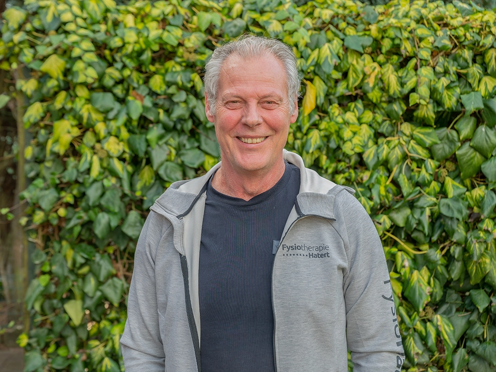 Wilbert Razing draagt een grijs vest van Fysiotherapie Hatert Nijmegen
