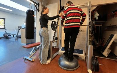 Marit oefent met een patiënt op de Bosubal