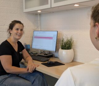 Fysiotherapeut voert intakegesprek met client